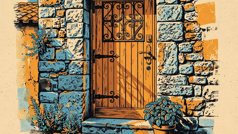 Porta tradizionale italiana in legno chiusa, con dettagli in ferro battuto e luce dorata.